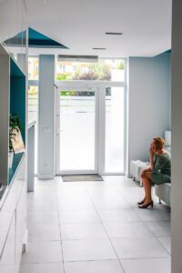 wejście i recepcja do kliniki zaprojektowana przez biuro Abrys